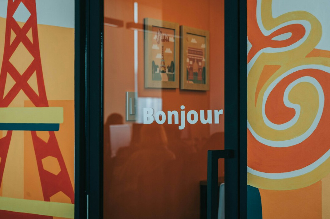 Réunion dans les bureaux ouverts d'une agence de publicité