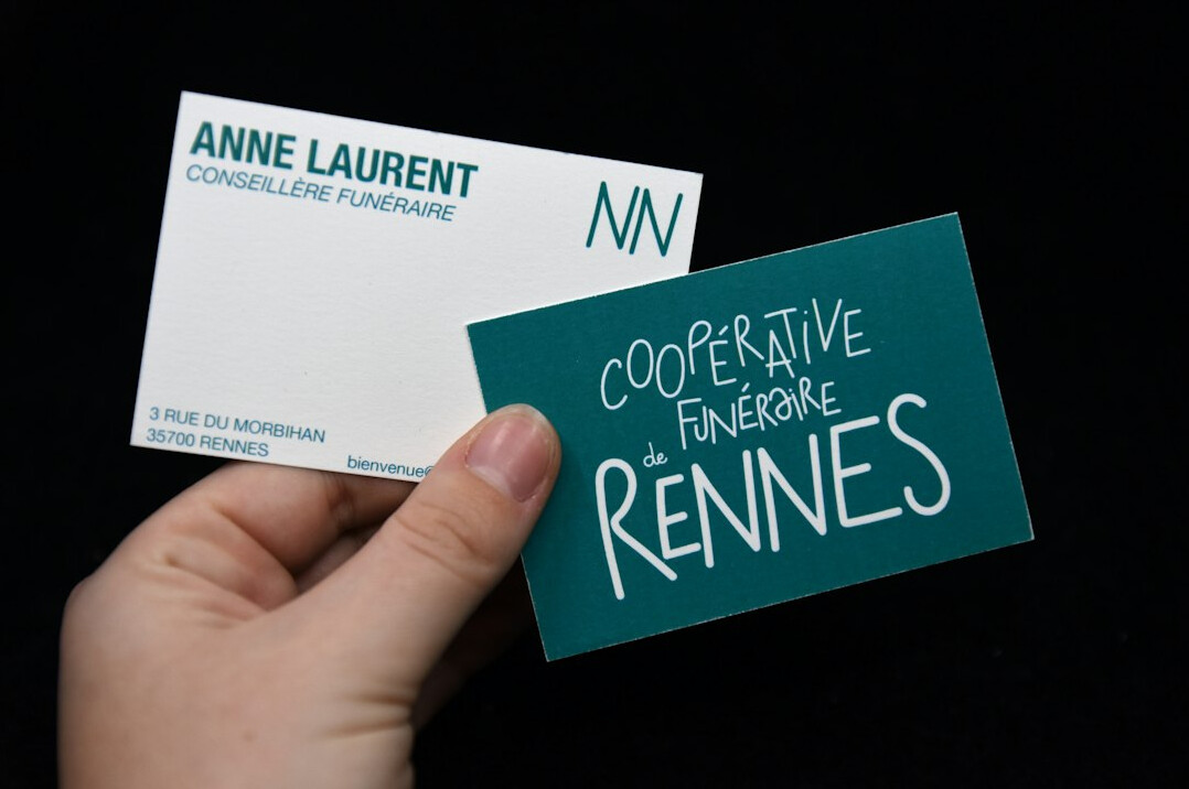Équipe créative réunie autour de planches d'identité de marque