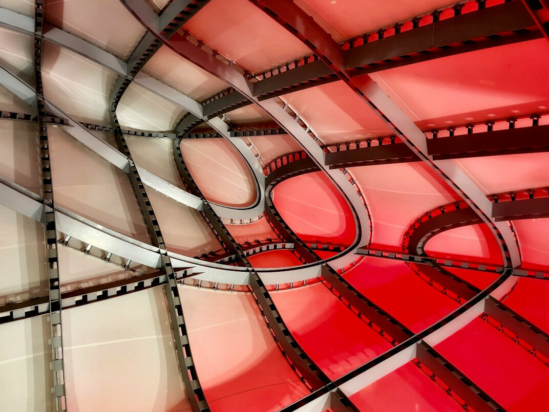 Table de montage vidéo rétro avec bobines de pellicule et écrans