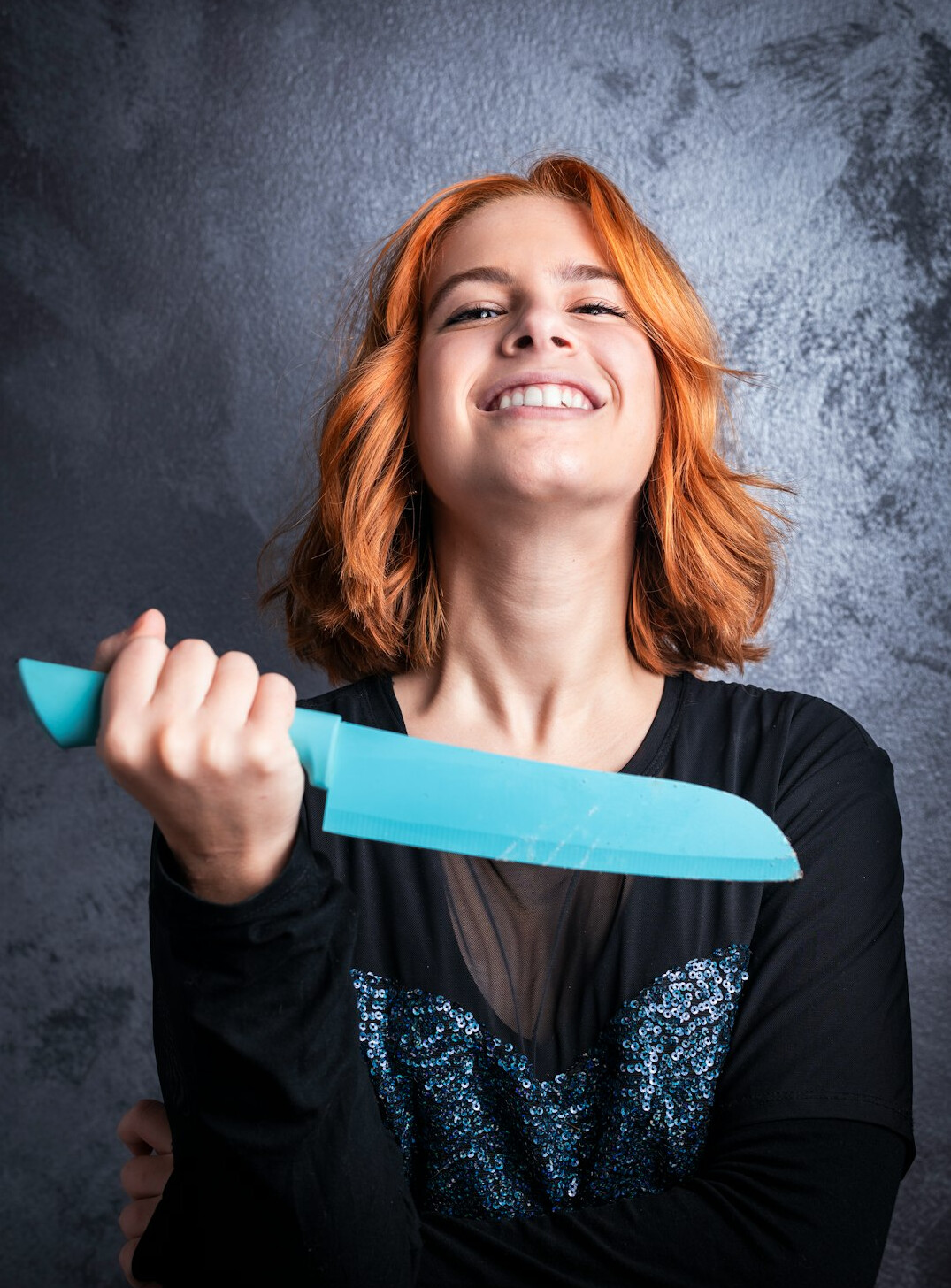 Portrait d'une femme suisse souriante, rédactrice en chef
